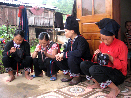 Nghề thêu truyền thống phát triển mạnh trong vùng đồng bào dân tộc.
